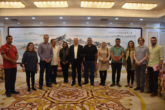 A media delegation, made up of 11 journalists from mainstream media in West Asia and North Africa, poses for a group photo with Xiamen leaderships on Oct 15. [Photo/xmfo.gov.cn]