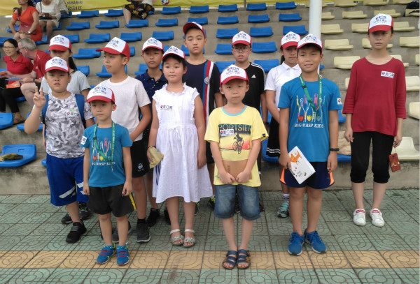 A group of young reporters from xmenglish.cn make their way to the Xiamen No.2 High School Wuyuanwan Campus to watch the final and cover the event.