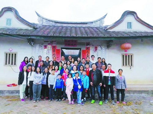 Family photo of Ng Yeah Cian taken in Zhangzhou, Fujian