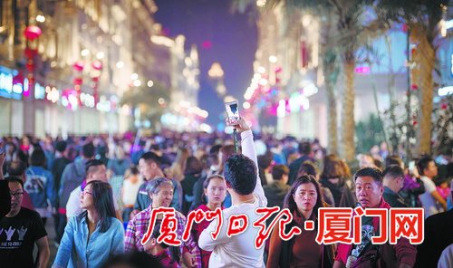 Zhongshan Road Pedestrian Street in Xiamen's Siming district, lined with British-style buildings, is crowded with visitors during the seven-day Chinese New Year holiday. [Photo/ xmnn.cn]