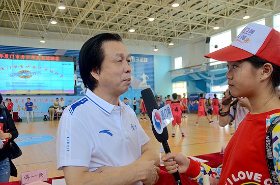 Yang Zichen, young reporters from xmenglish.cn, is interviewing Mr. Fu, director general of the Xiamen Municipal Bureau of Sports.