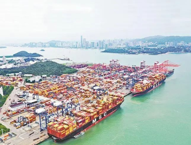 Xiamen FTZ's Songyu Operational Area handles dual mega-ship berthing