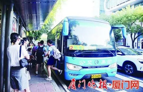 Xiamen debuts 43 customized shuttle buses